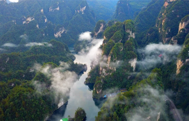 Baofeng-Lake-in-Zhangjiajie - China Xian Tour: Private & Tailor-Made China Tours Baofeng Lake in Zhangjiajie