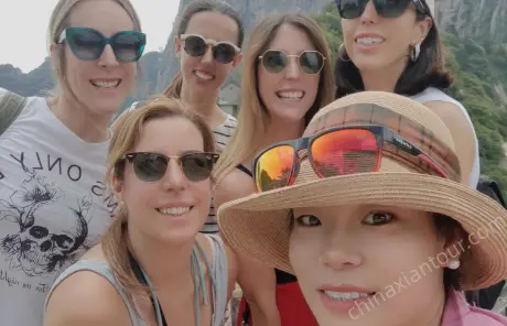 china-tour-guide-sasha-with-client