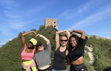 girls-travel-to-the-great-wall-china