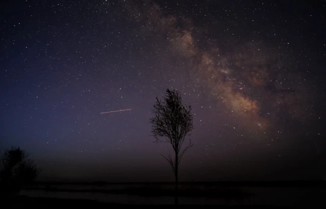 Stargazing at Qixing Lake Scenic Area in Kubuqi Desert